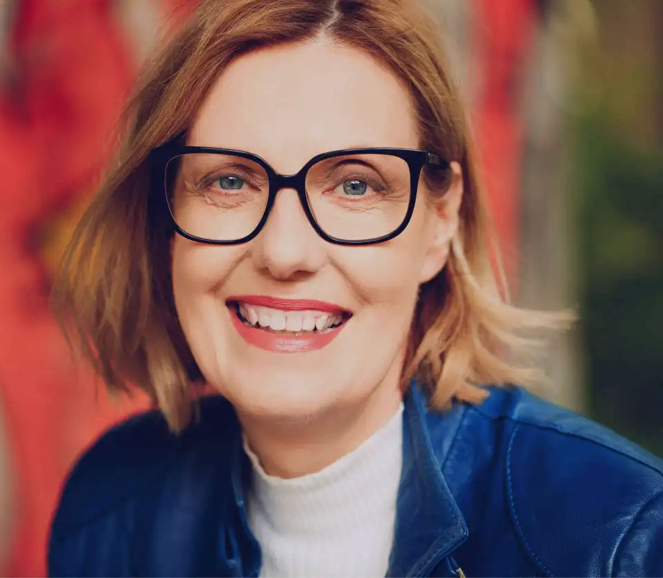 Dorothee Töreki: Porträt & Expertin für KI Dorothee Töreki lächelndes Porträt mit Brille und blauer Jacke.