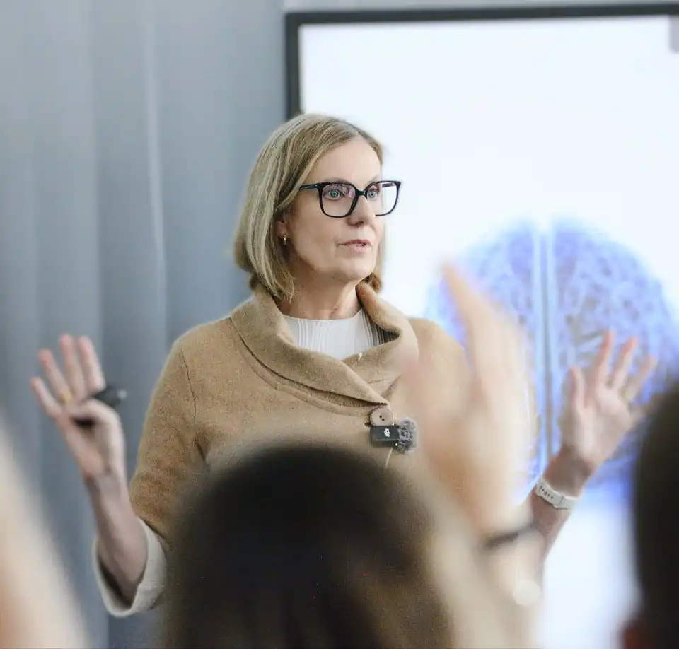 Dorothee Töreki: Vorträge über KI & Digitalisierung Dorothee Töreki leitet Workshop vor Bildschirm mit Grafik.