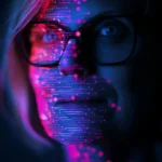 Frauengesicht mit Brille, überlagert von pink-blauer Datenprojektion.