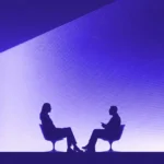 Silhouetten von zwei Personen im Gespräch vor violetter Lichtwand.